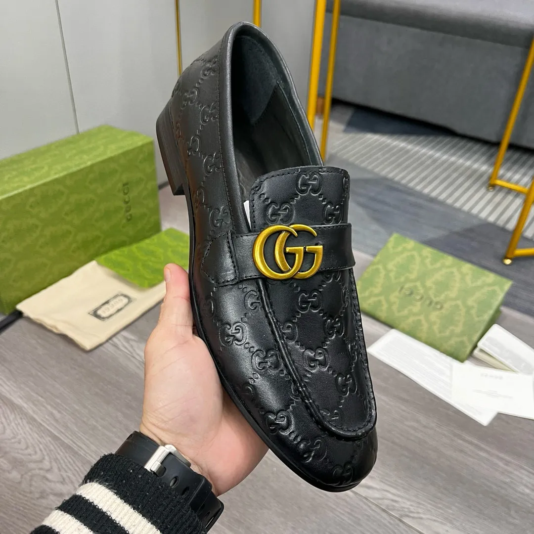 Ex-factory price: 480💰-(Gucci) men’s loafers! Genuine molded horsebit, a classic must-have for your shoe cabinet! The feet are particularly delicate! This Gucci original version is a set last, and we are consistent with the counter! Therefore, it is more comfortable in terms of last shape and comfort! Take it to the counter and compare at will! Good shoes are more than just what they make! But grasp the essence from the inside out! Material: Imported first-layer cowhide! Genuine leather outsole imported from Italy, size: 39-44 (38/45 customized, non-refundable)